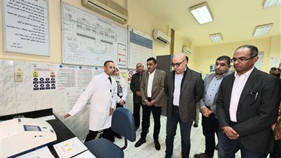 وزير الإسكان يتفقد محطة تنقية مياه الشرب بمدينة الشيخ زايد