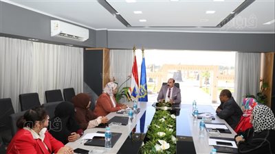 محافظ أسوان يتابع مستويات الأداء وبحث المطالب لتطوير العمل (صور)