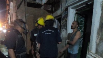 الحماية المدنية تبحث عن العالقين أسفل أنقاض عقار بولاق المنهار