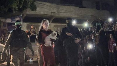 صورة ترصد تسليم القسام وسرايا القدس أسيرة إسرائيلية برفقة كلبها