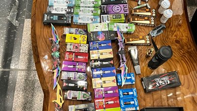 ضبط راكبين بحوزتهما 398 عبوة زيت الماريجوانا وأقراص مخدرة بمطار القاهرة (صور)