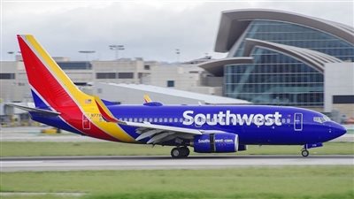 لتصوير خناقة، راكب يفتح باب الطائرة ويصعد عل الجناح (فيديو)