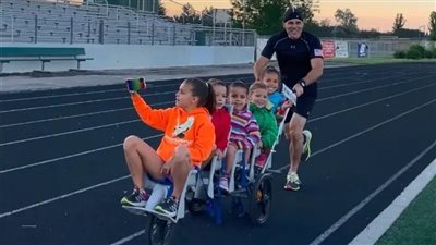 أغرب رقم قياسي في جينيس، أب يدفع عربة تحمل أطفاله