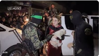 كلبة تخطف الأنظار في الدفعة الخامسة من تبادل الأسرى بغزة، ما قصتها؟ (فيديو)