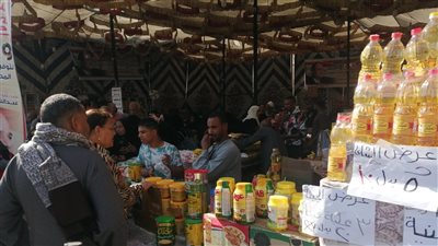 إقبال المواطنين على الشراء من مبادرة كلنا واحد في ظل نقص السكر (صور) 