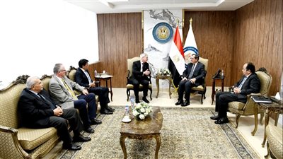 البترول تجري مباحثات مع وفد شركة بتروناس ودانة غاز لبحث الفرص الاستثمارية 