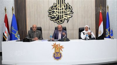 محافظ أسوان: مهلة للمسئولين لمراجعة لجان انتخابات الرئاسة وجزاءات رادعة للمتقاعسين (صور)