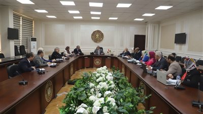 وزير العمل يوجه بسرعة تقديم خدمات العمالة غير المنتظمة إلكترونيًا 