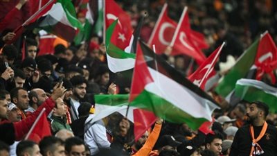 جماهير جالطة سراي ترفع أعلام فلسطين في مباراة مانشستر يونايتد 