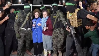 حماس تبث فيديو لعملية تبادل الأسرى في قلب قطاع غزة