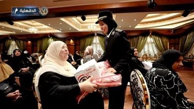 الداخلية تواصل توزيع المساعدات العينية على المرأة المعيلة (صور)