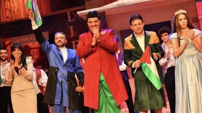 أبطال مسرحية طيب وأمير يرفعون علم فلسطين في نهاية العرض (صور)