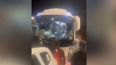 لحظة مغادرة حافلة الأسرى الفلسطينيين المحررين سجن عوفر باتجاه رام الله (فيديو)