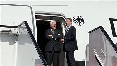 شاهد، الرئيس الألماني ينتظر نصف ساعة على باب الطائرة بعد وصوله قطر، والسبب غريب (فيديو)