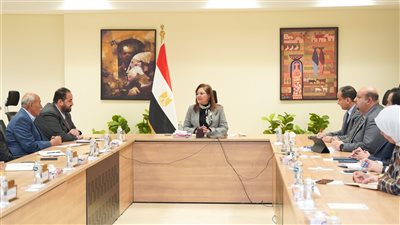 وزيرة التخطيط تبحث مع ممثلي القطاع الخاص تكرار نموذج مدارس أرض القرية الكونية