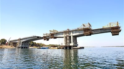 بتكلفة 1.4 مليار جنيه، 5 صور ترصد أعمال تنفيذ محور دراو على النيل بأسوان (صور)