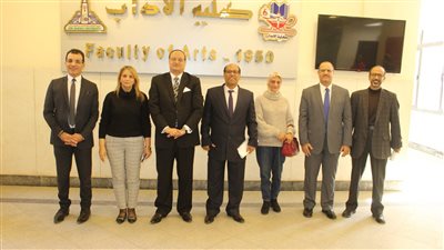 وفد من الأعلى للجامعات يزور آداب عين شمس 