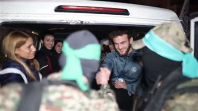 كتائب القسام تسلم محتجزتين إسرائيليتين إلى الصليب الأحمر في ميدان فلسطين وسط غزة 