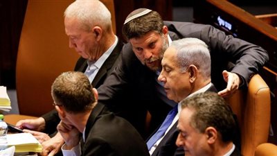 سفاحون وقتلة وإرهابيون، انتقاد حاد من رئيس وزراء إسرائيل الأسبق لحكومة نتنياهو