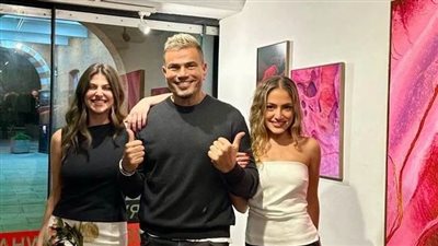 كنزي عمرو دياب تفتتح معرضها الفني الأول في لندن بحضور والدها 