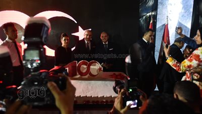 سفير أنقرة ووزير الصناعة يتشاركان في تقطيع تورتة مئوية يوم الجمهورية التركية (فيديو وصور)