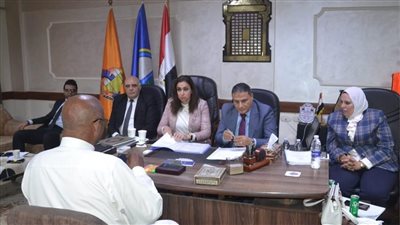 نائب محافظ البحيرة تلتقي 60 مواطنا بمدينة كفر الدوار (صور)