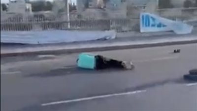 رفع يديه مستسلما، لحظة قتل قوات الاحتلال مستوطنا بالخطأ في عملية القدس (فيديو)