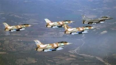 طائرات الاحتلال تلقي منشورات تحذيرية لسكان جنوب غزة: خان يونس منطقة قتال خطيرة