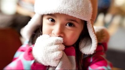 أسباب الشعور بالكهرباء عند لمس الطفل في الشتاء ومدى خطورة ذلك