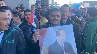 رافعين علم مصر وصور السيسي، إقبال كثيف لتصويت المصريين في الكويت على الانتخابات الرئاسية (صور)