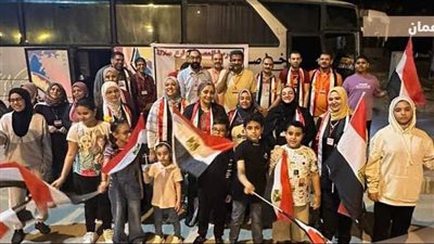 مصريون أمام لجنة الانتخابات الرئاسية في سلطنة عمان يرفعون العلم الوطني (صور)