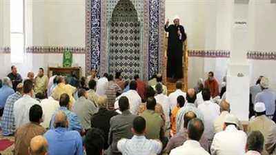 ما حكم تأخير صلاة الجمعة عن أول وقتها لاجتماع المصلين؟ الإفتاء تجيب