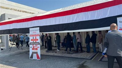 علم مصر يزين مقار اللجان في أبوظبي، وتوافد أبناء الجالية على صناديق الاقتراع 