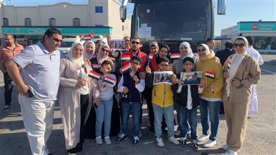 اصطفاف المصريين في طوابير أمام لجنة الانتخابات الرئاسية بالرياض (صور) 