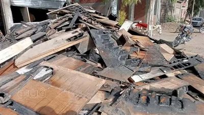 حريق يلتهم محتويات ورشة أثاث في الشرقية، والأهالي: شقي عمره راح 