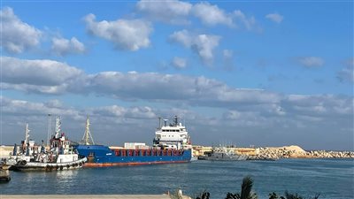 ميناء العريش يستقبل سفينة تركية تحمل 1500 طن مساعدات لغزة (صور)