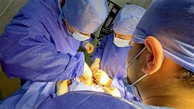 مستشفى الزقازيق العام ينجح في إجراء جراحة دقيقة 