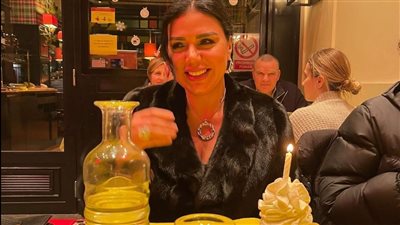  رانيا يوسف تحتفل بعيد ميلادها الـ 50