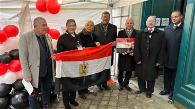 إقبال على صناديق الاقتراع والتقاط الصور مع أسقف الكنيسة القبطية في باريس