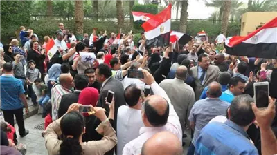 على هتافات تحيا مصر، الجالية المصرية بالسعودية تدلي بأصواتها في الانتخابات الرئاسية (فيديو)