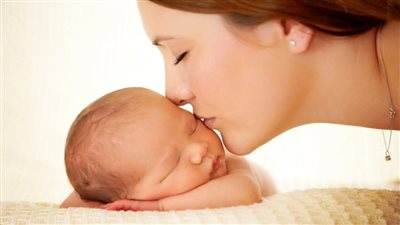 الصحة تحذر من تقبيل الأطفال في موسم الشتاء: يسبب هذا المرض