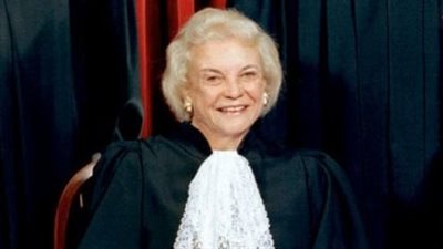 وفاة أول قاضية تنضم إلى المحكمة العليا الأمريكية