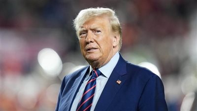 ترامب يدعو إلى إقالة وزير الدفاع الأمريكي بسبب دخوله المستشفى