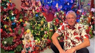 أغرق منزله بالآلاف من قطع الشيكولاتة، أغرب طريقة للاحتفال بالكريسماس