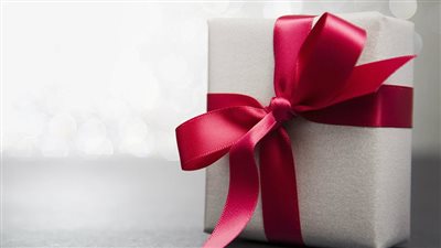 الإفتاء توضح الأدلة على مشروعية الهدية والحث على قبولها