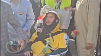 على جهاز التنفس الصناعي، مصري يدلي بصوته في الانتخابات الرئاسية بالكويت 