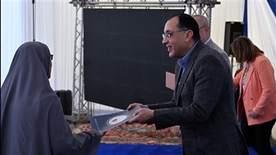 مدبولي يسلم عددا من العقود لمستحقي وحدات سكن لكل المصريين 1