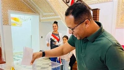 صور تذكارية للأطفال المصريين داخل مقر لجنة الانتخابات الرئاسية فى الجزائر (صور)