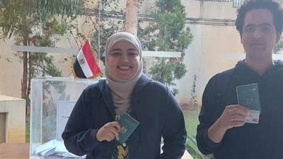 رافعين جوازات سفرهم، الشباب على رأس المصوتين بالانتخابات الرئاسية في تركيا ولبنان