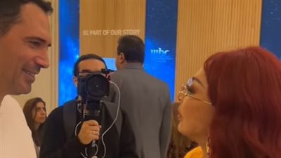 نبيلة عبيد تغازل ظافر العابدين في مهرجان البحر الأحمر